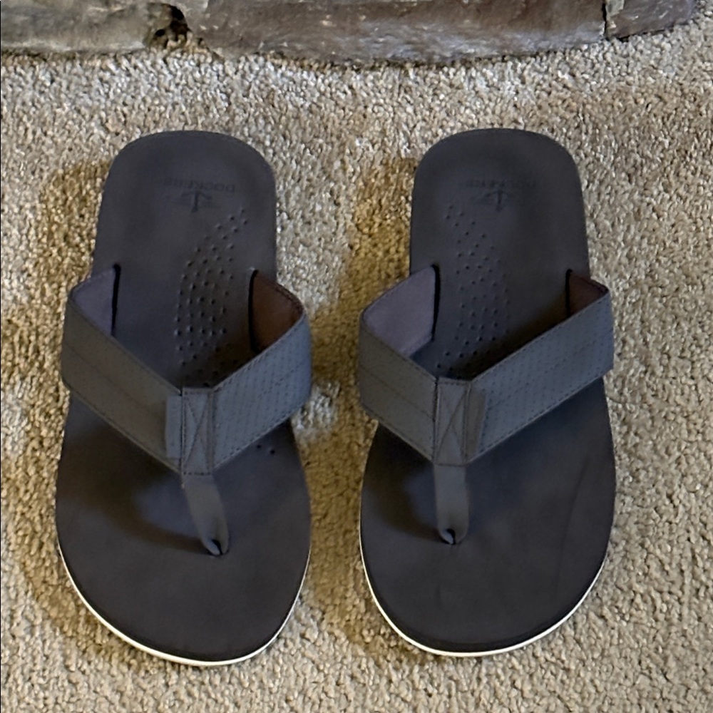BRAND NEW DOCKERS FLIP FLOPS